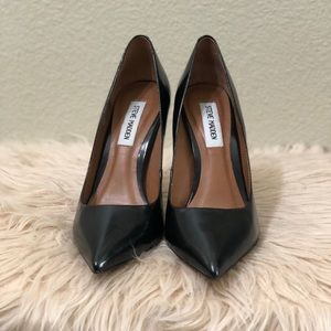 Black pumps